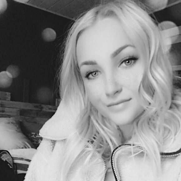 Meet your Posher, Danielle - Picture 1 of 1